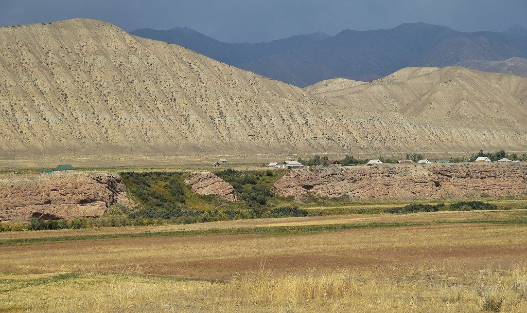 Kyrgyzstán - údolí ř. Naryn mezi  Eki-Narynem a Narynem 
