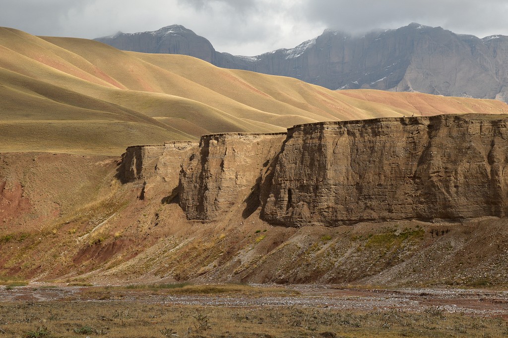 Kyrgyzstán - u Orto-Sirt, cestou do Baetova od jihu 