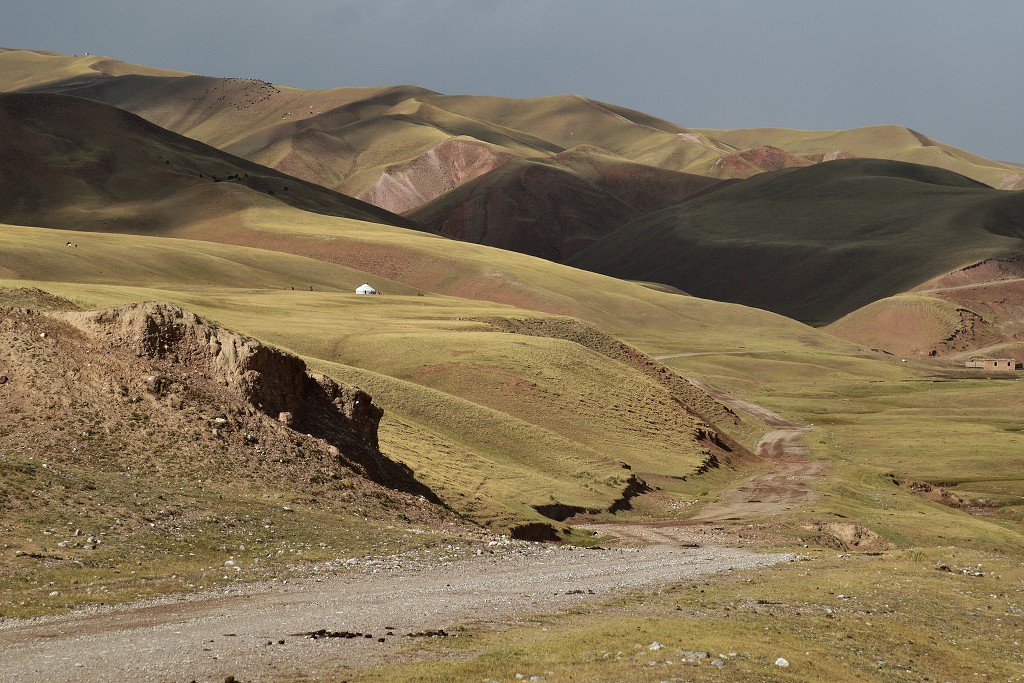 Kyrgyzstán - u Orto-Sirt, cestou do Baetova od jihu 