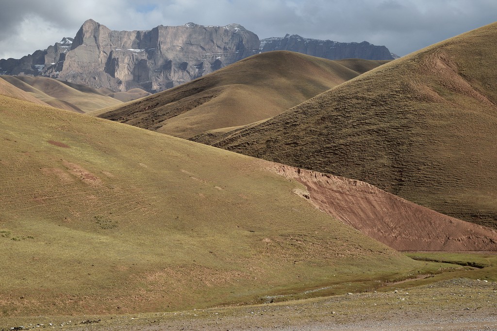Kyrgyzstán - u Orto-Sirt, cestou do Baetova od jihu 