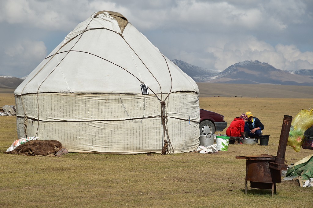 Kyrgyzstán - jurtoviště u jezera  Song-Köl (3016 m) 