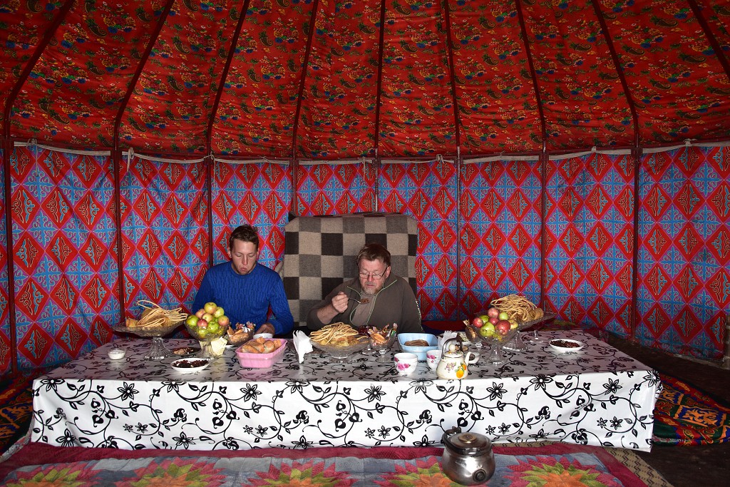 Kyrgyzstán - v jurtě u jezera  Song-Köl (3016 m) 