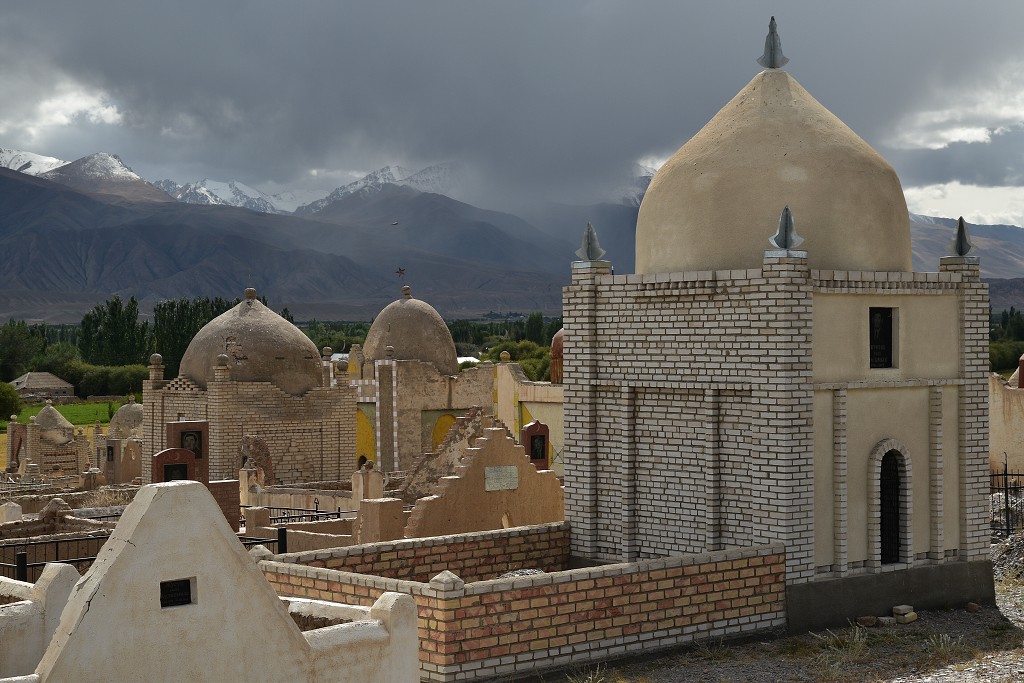 Kyrgyzstán - hřbitov ve vsi Osoviaxim, záp. od Kočkoru 