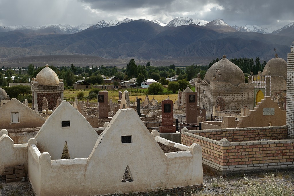 Kyrgyzstán - hřbitov ve vsi Osoviaxim, záp. od Kočkoru 