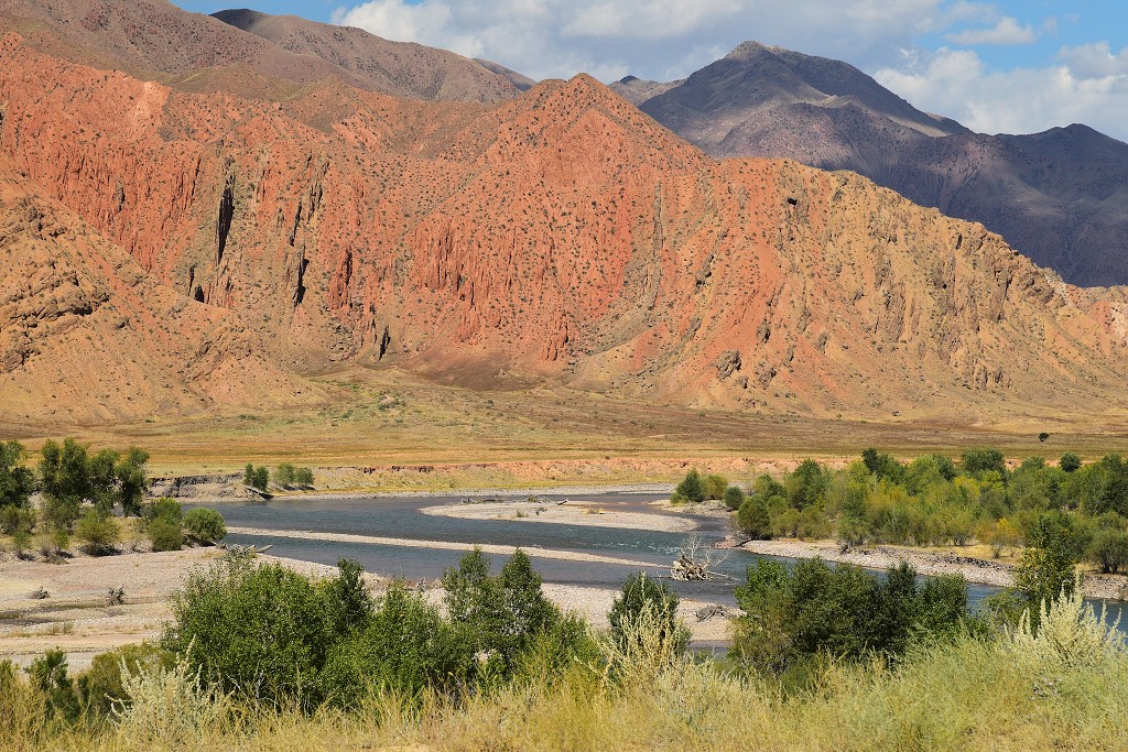 Kyrgyzstán - údolí řeky Kökömeren, jz. od Čajeku 