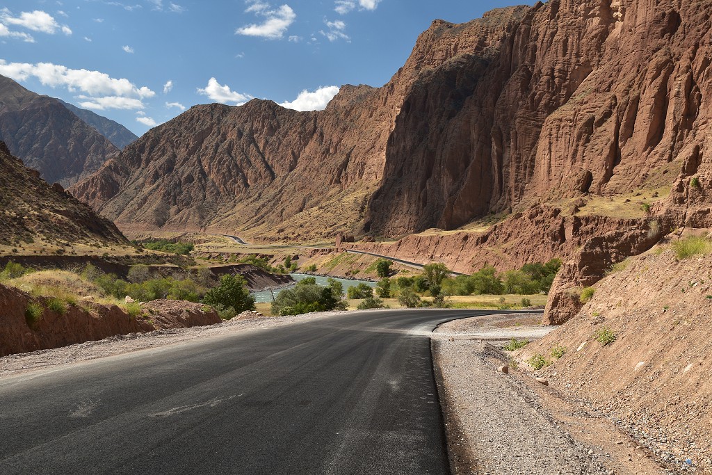 Kyrgyzstán - údolí řeky Kökömeren, jz. od Čajeku 