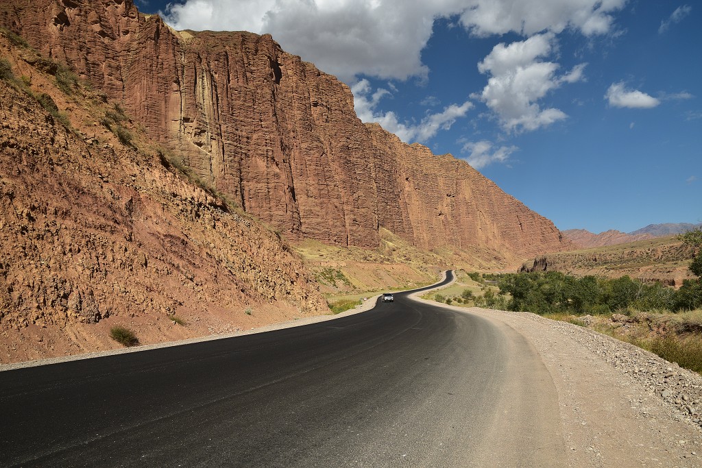 Kyrgyzstán - údolí řeky Kökömeren, jz. od Čajeku 