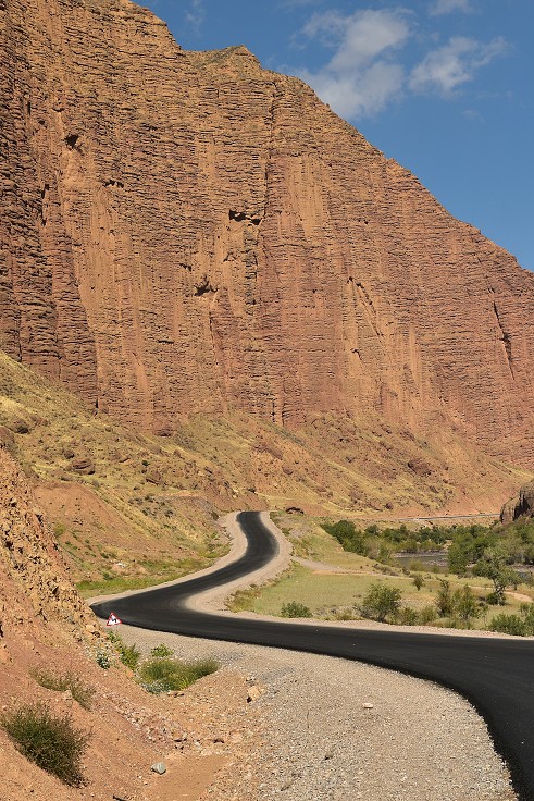 Kyrgyzstán - údolí řeky Kökömeren, jz. od Čajeku 