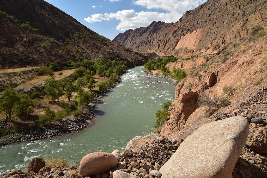 Kyrgyzstán - údolí řeky Kökömeren, jz. od Čajeku 