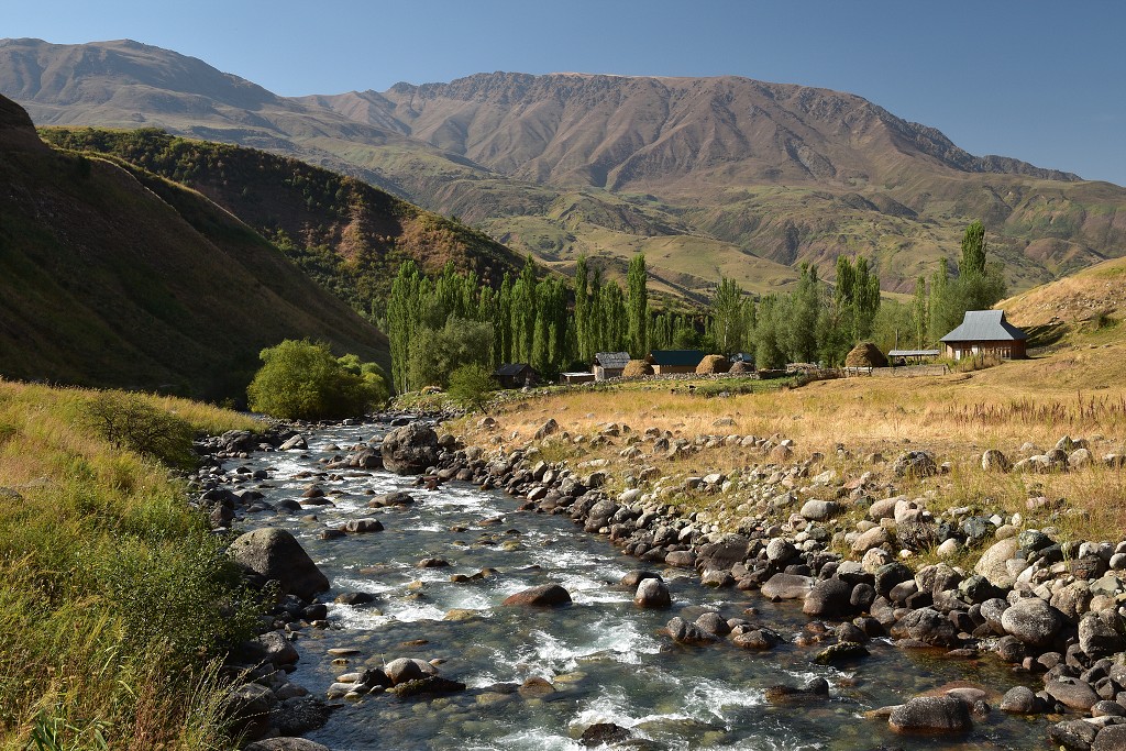 Kyrgyzstán - odlehlá osada Noot-Toluk, vých. od Toktogulu 