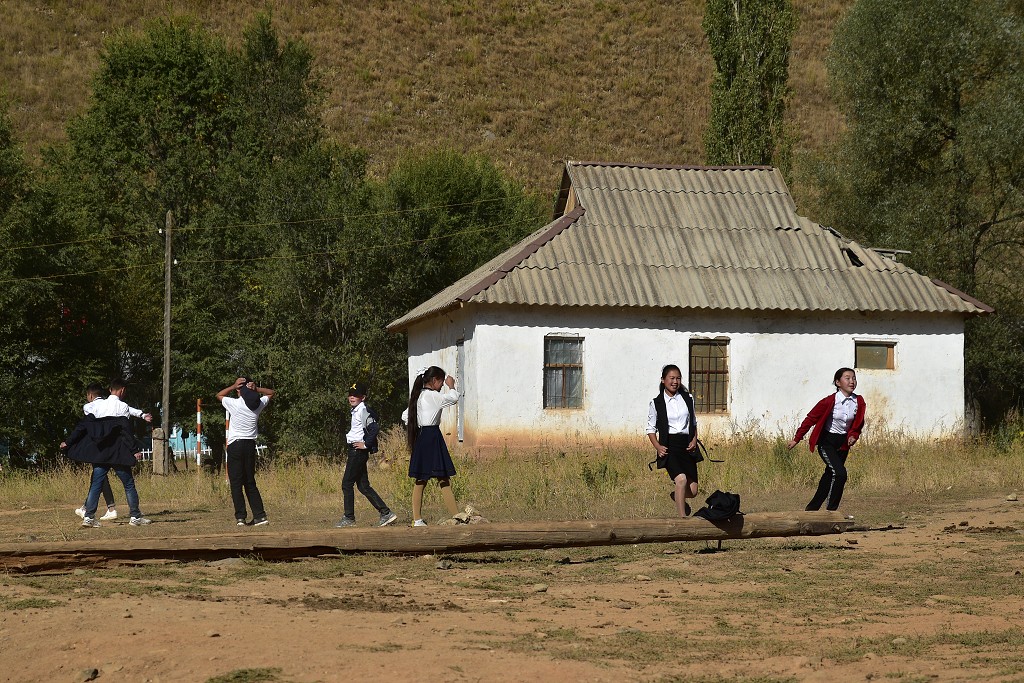 Kyrgyzstán - odlehlá osada Noot-Toluk, vých. od Toktogulu 
