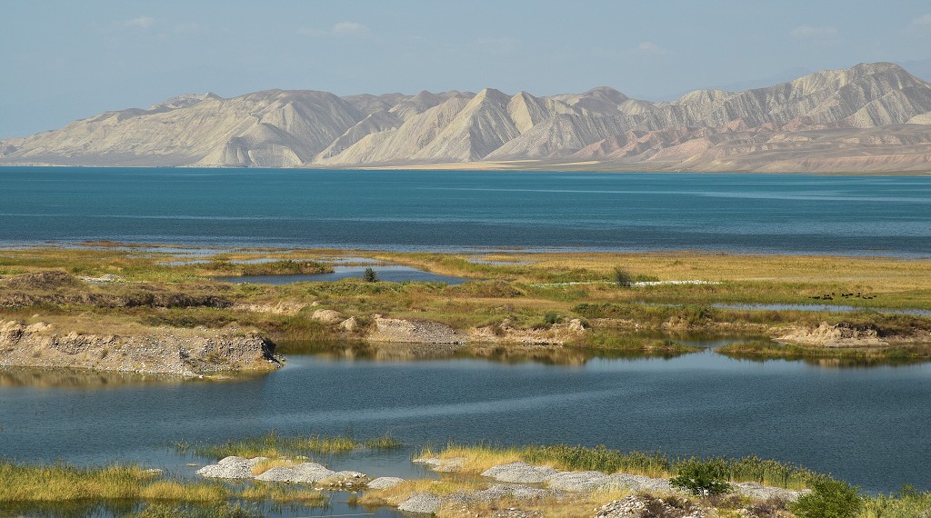 Kyrgyzstán - přehrad. nádrž Toktogul na řece Naryn 