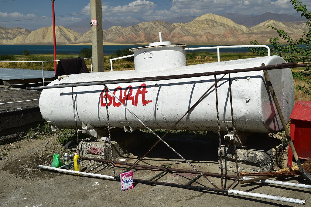 Kyrgyzstán - přehrad. nádrž Toktogul na řece Naryn 