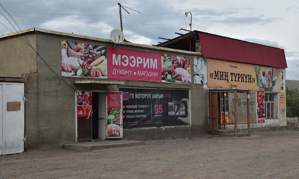 Kyrgyzstán - typický obchod, u Bayzaku 