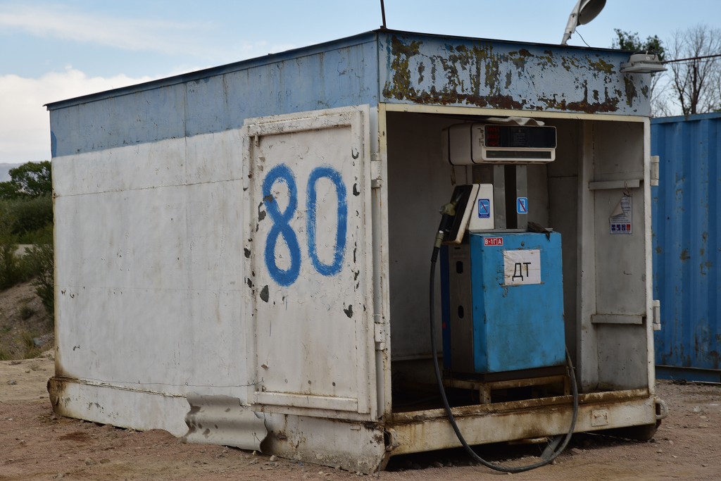 Kyrgyzstán - benzinka, Kočkor 