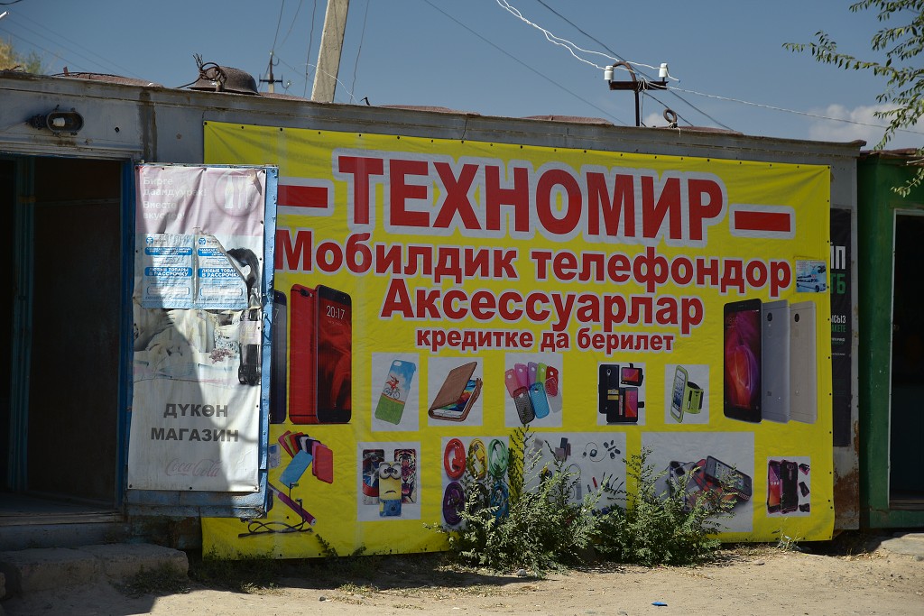 Kyrgyzstán - obch. centrum v městě Sargata, u přehr. Toktogul 