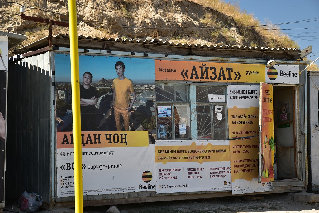 Kyrgyzstán - obch. centrum v městě Sargata, u přehr. Toktogul 