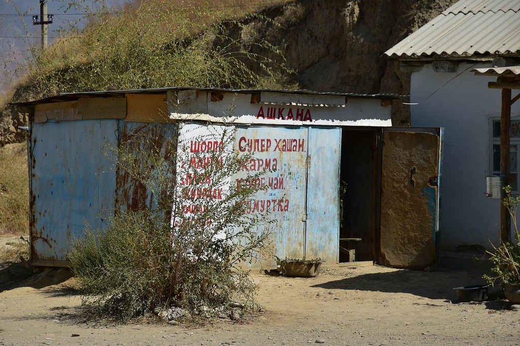 Kyrgyzstán - jídelna v Sargatě, u přehrady Toktogul 