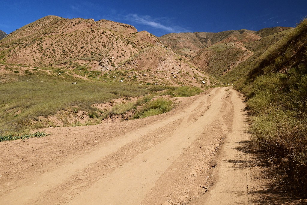 Kyrgyzstán - barevné kaňony u Kara-Jigach, u přehr. Toktogul 