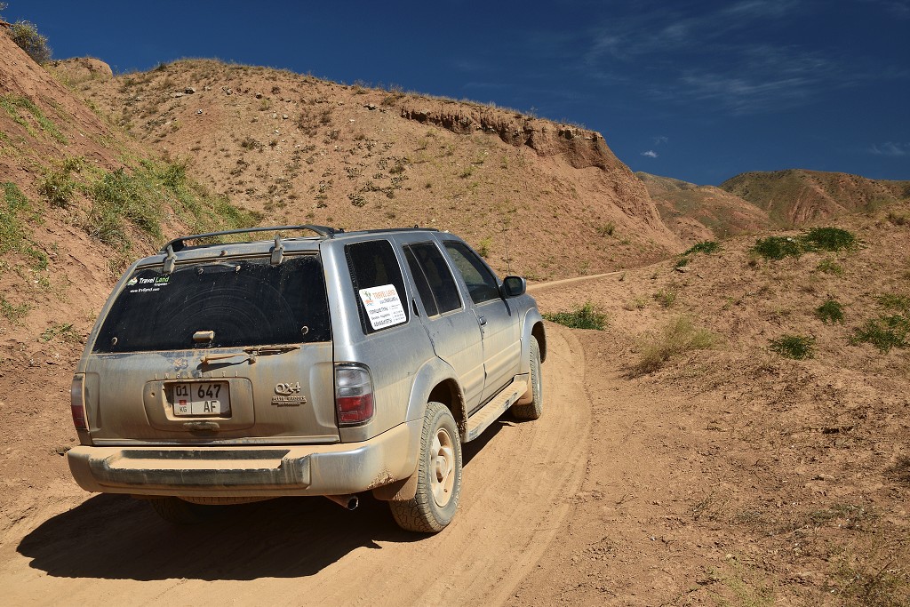 Kyrgyzstán - barevné kaňony u Kara-Jigach, u přehr. Toktogul 