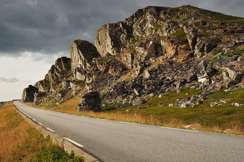 Laponsko 2014 - skály podél fjordu Revsbotn 