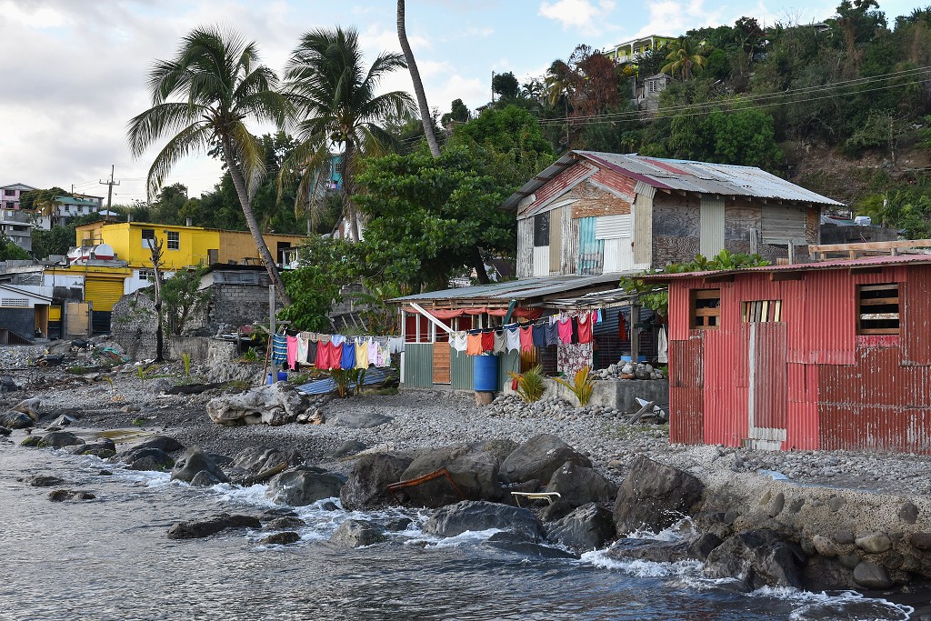 Malé Antily - Dominica - chudší část hl. města Roseau