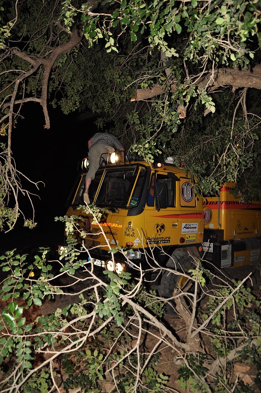 Maroko - prořezávání cesty v údolí za Tazegzaoute 