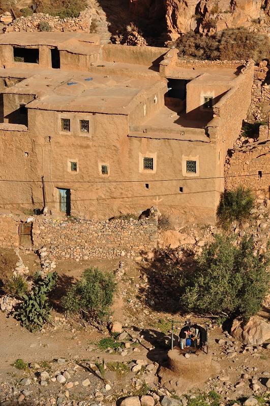 Maroko - skalní vesnice na konci údolí za Tazegzaoute 