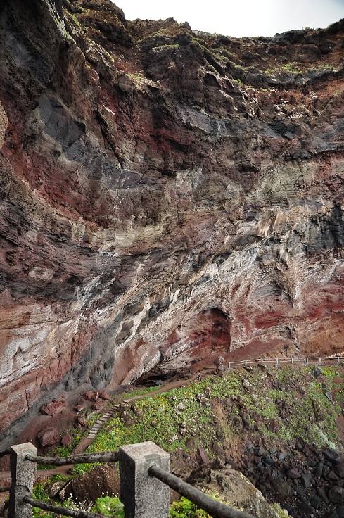 La Palma - Kanáry 2015 - pěšina v útesu k  Cueva del Infierno 