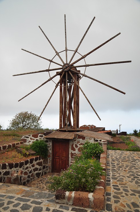 La Palma - Kanáry 2015 - větrný mlýn, sz. od Las Tricias 