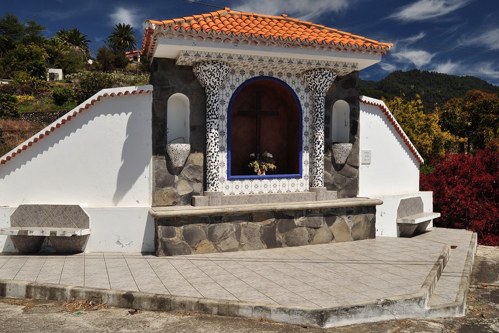 La Palma - Kanáry 2015 - ves Velhoco, úbočím hor nad Santa Cruz 
