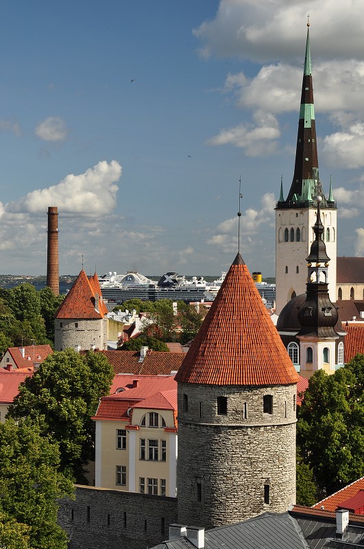 Pobaltí 2014 - kostel Sv. Olafa a městské hradby, Tallin 