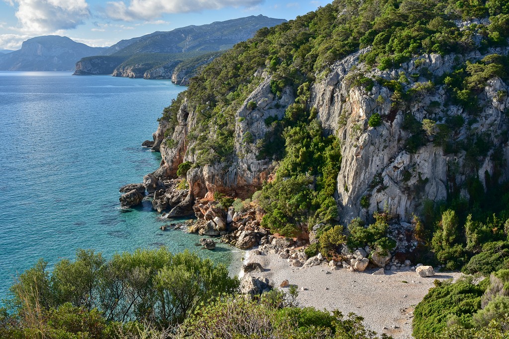 Sardinie - Pláž Cala di Fuili, již. od Cala Gonone 