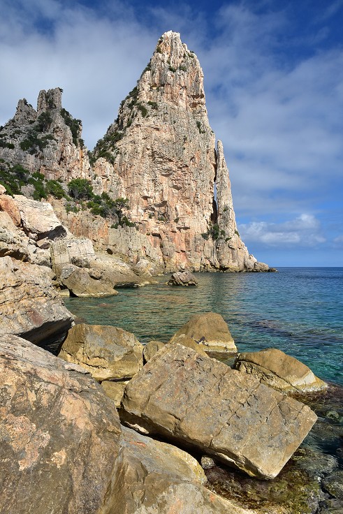 Sardinie - Skalní útvar Pedra Longa u Baunei 