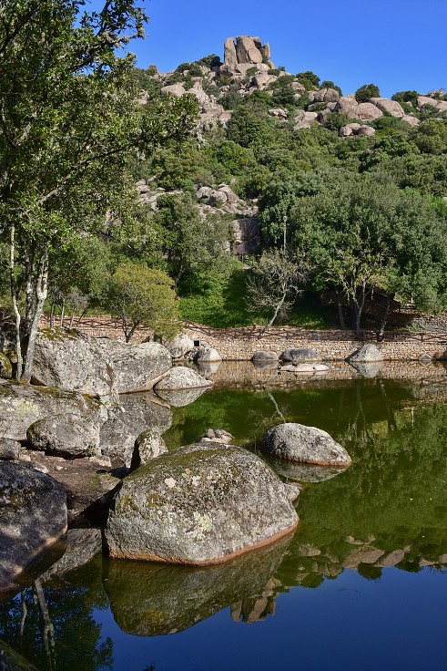 Sardinie - Aggius, u jezírka Lago Santa Degna 