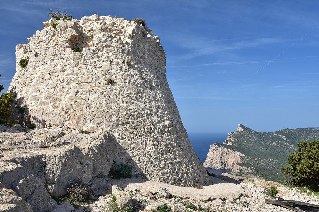 Sardinie - Z Belvedere la Foradada k Torre della Pegna 