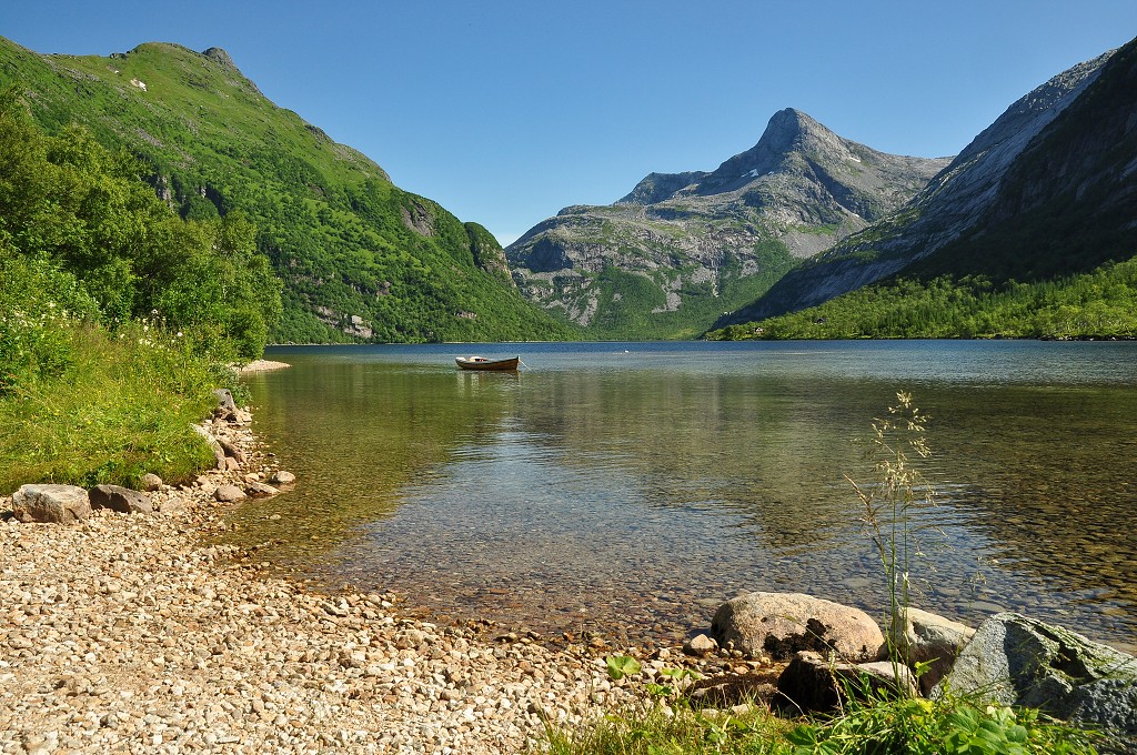 Skandinávie - jez. Silavatnet, poblíž Sjonafjordu, Nordland