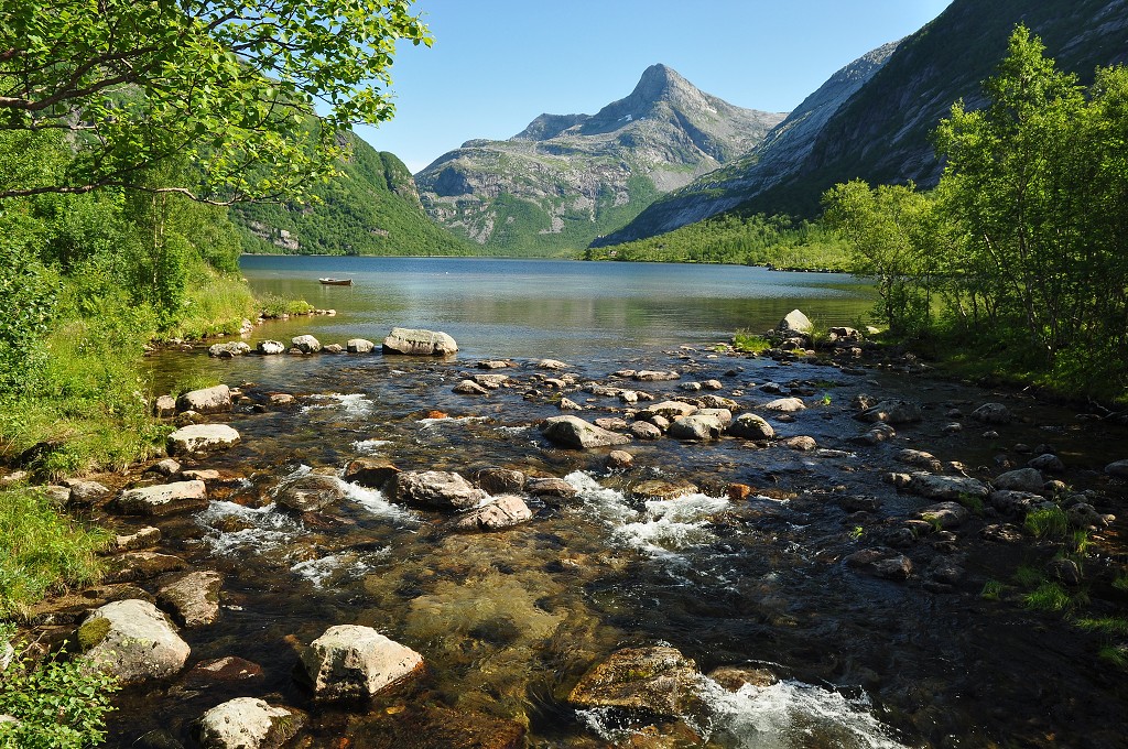 Skandinávie - jez. Silavatnet, poblíž Sjonafjordu, Nordland
