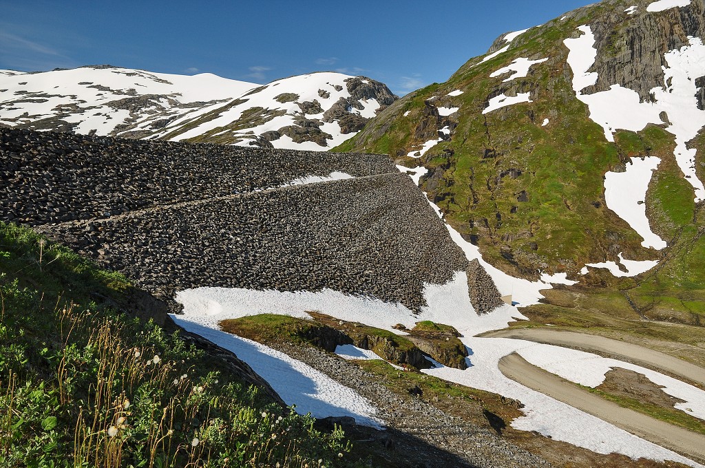 Skandinávie - přehrada Storglomvatnet, Svartisen