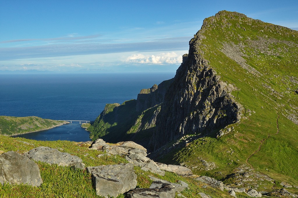 Skandinávie - v horách nad Sørvågenem, ostrov Moskenesøya, Lofoty