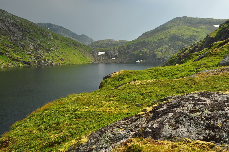 jezero Isvatnet - stezka mezi Vatnfjordem a Svolvaerem, Lofoty 