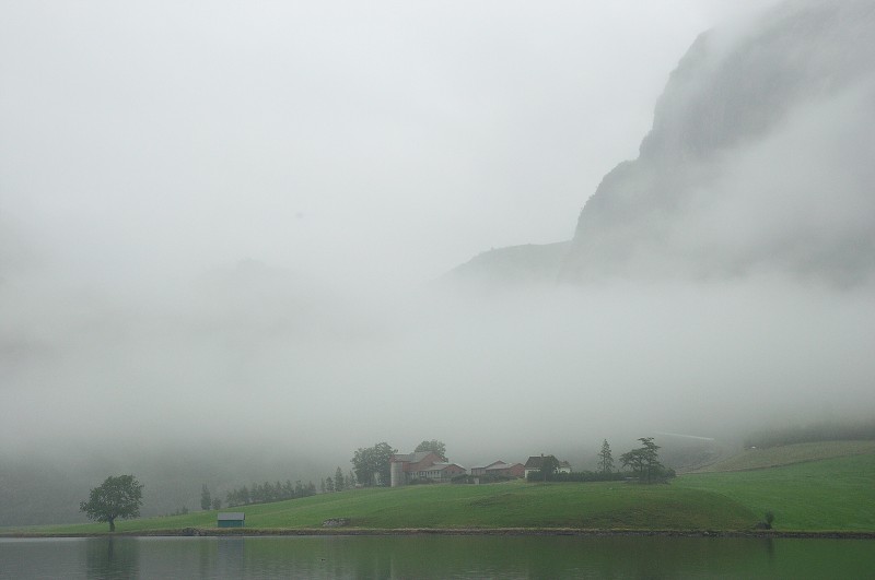 Jižní Norsko 2012 - mlha nad jezerem, u vsi Oltasvika 