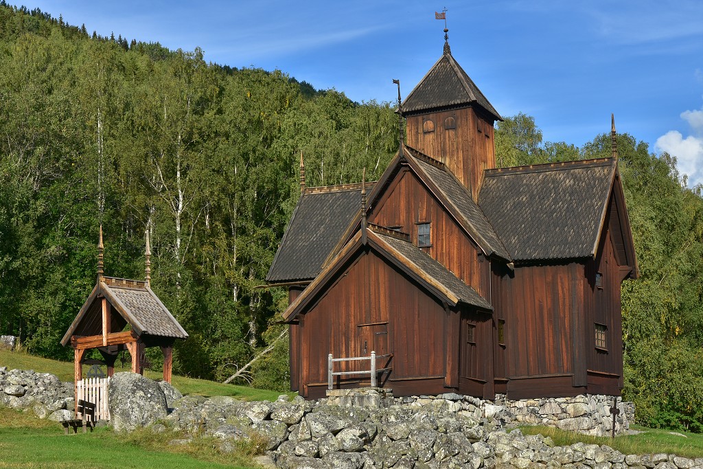 Skandinávie - Uvdal, sloup. kost.+skanzen, úd. Numedal 