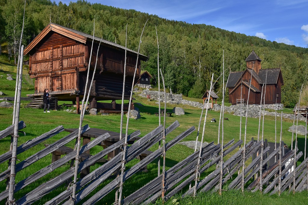 Skandinávie - Uvdal, sloup. kost.+skanzen, úd. Numedal 