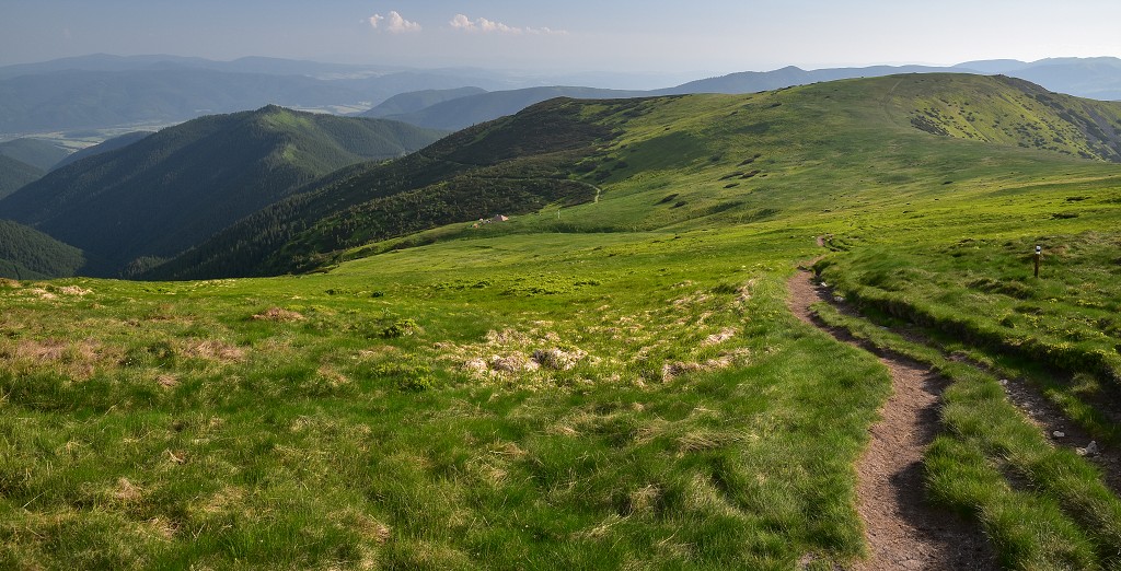 Slovensko - sedlo Ďurkovej s útulnou, Nízké Tatry