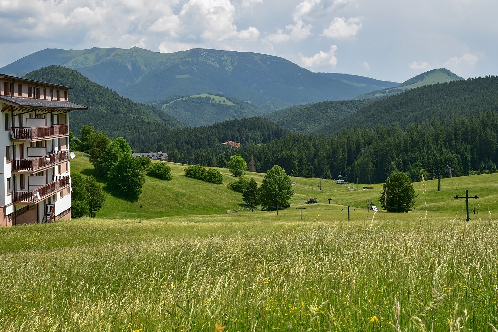 Slovensko - Donovaly, v pozadí Prašivá a Veľká Chochuľa, N. Tatry