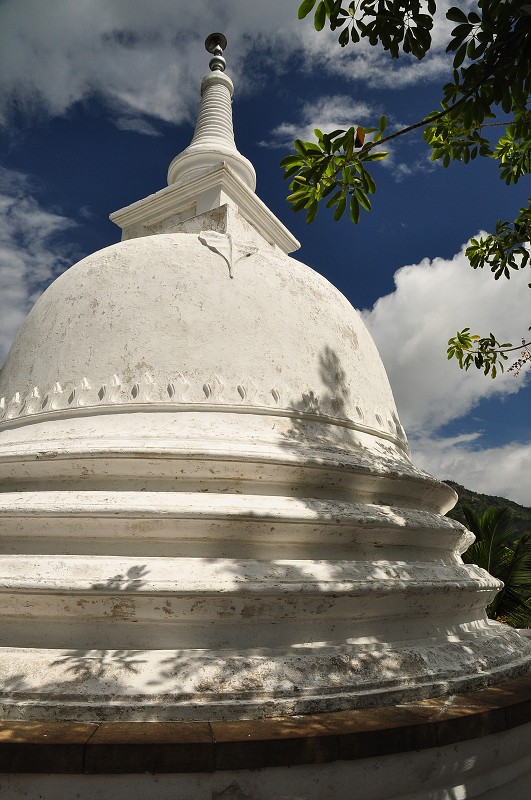 Srí Lanka 2015 - země 4 náboženství, budhisti, dagoba v Matale 