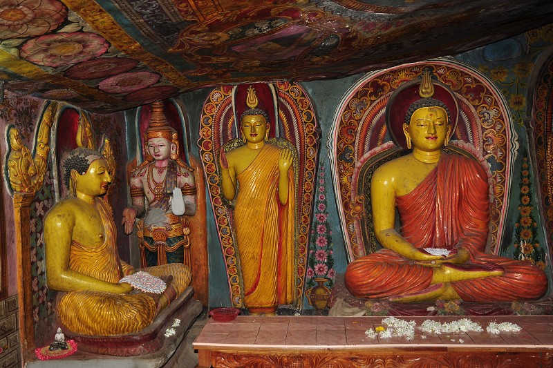 Srí Lanka 2015 - země 4 náboženství, budhové v Matale 