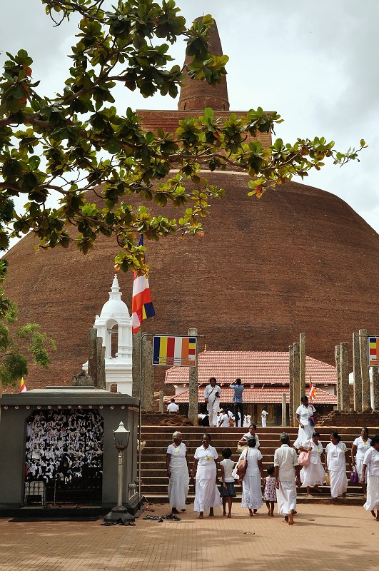 Srí Lanka 2015 - země 4 náboženství, budhisté Anurádhapura 