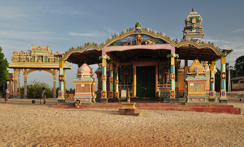 Srí Lanka 2015 - země 4 náboženství, hinduist. chrám, Uppuveli 